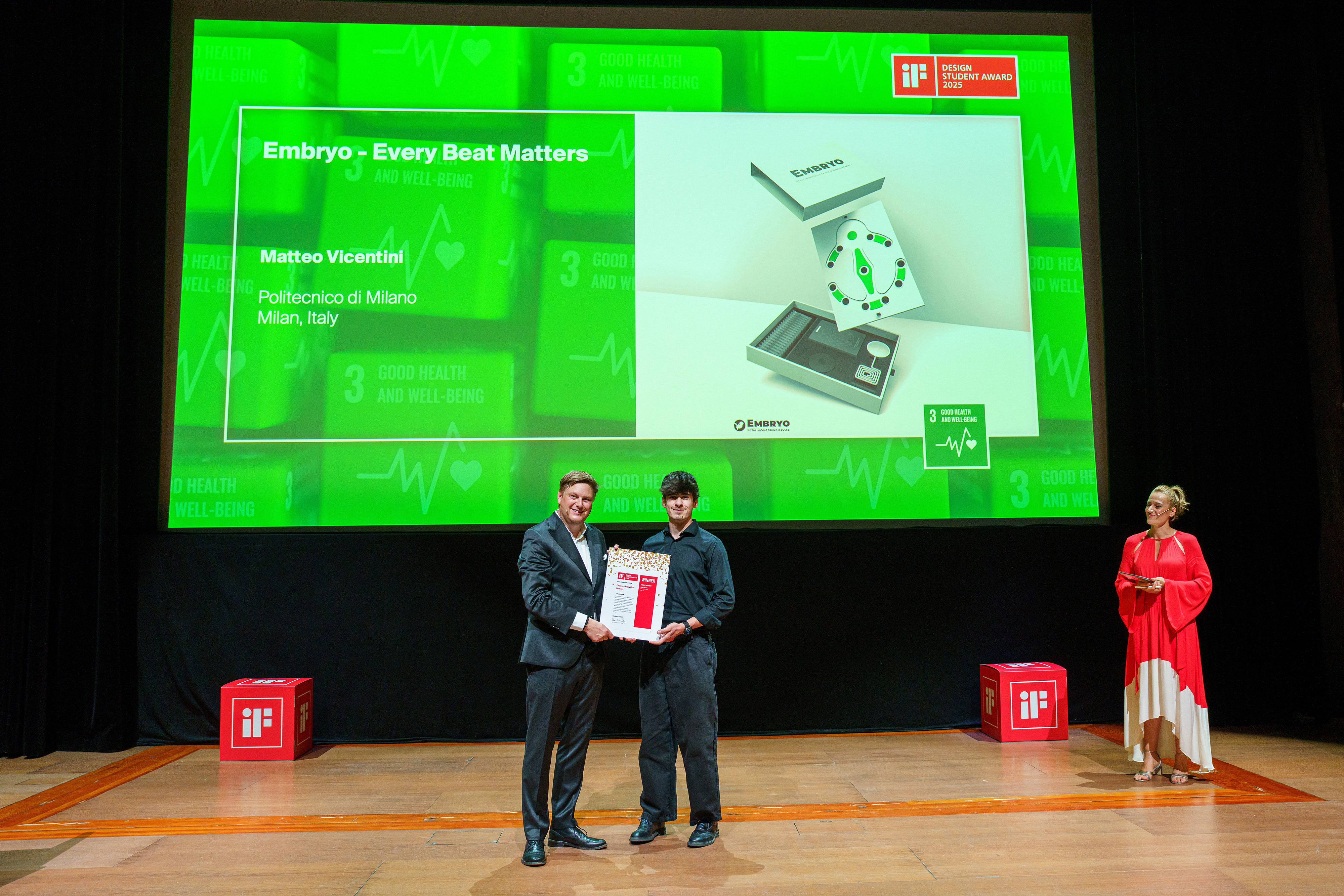 Matteo Vicentini receiving the iF Design Student Award 2025